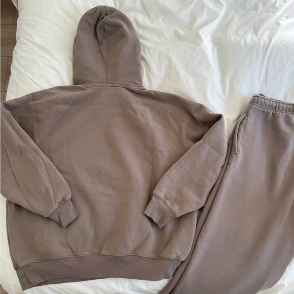 Aritzia Taupe Sweatfleece Set: Raglan Sweatshirt  & Sweatpants - Picture 3 of 10
